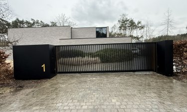 Aluminium schuifpoort met XXL brievenbus en LED-Line — Keerbergen